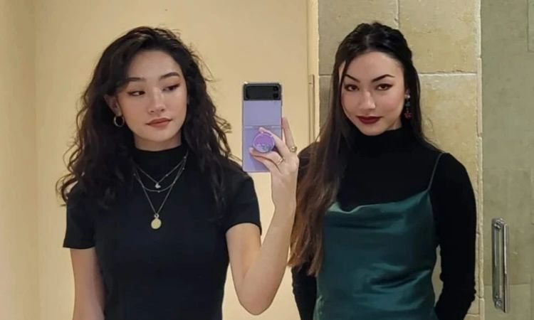 Minie Mills with her model sister, Emma Mills..